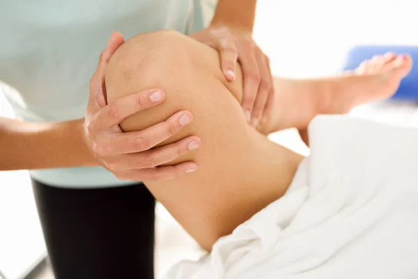 Masaje médico en la pierna en un centro de fisioterapia . — Foto de Stock