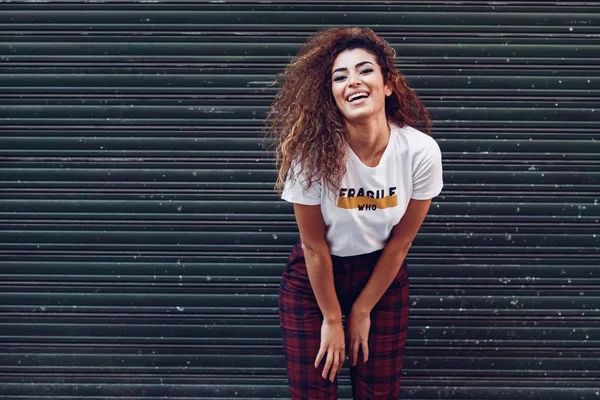 Sonriente chica árabe en ropa casual en la calle . —  Fotos de Stock