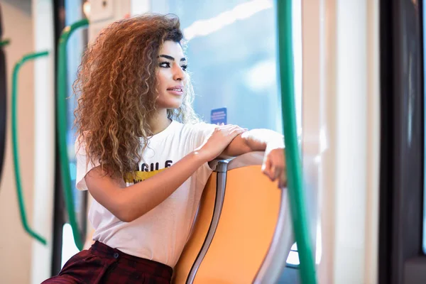 在地铁车厢内的阿拉伯妇女。穿着便服的阿拉伯女孩. — 图库照片