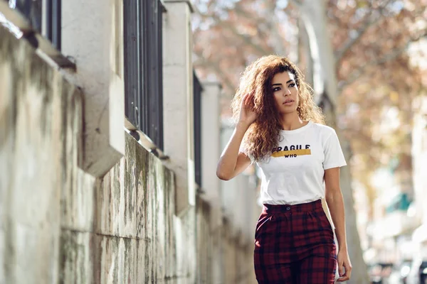 Árabe chica en ropa casual en la calle . — Foto de Stock