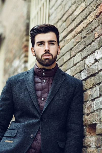 Young baard man in stedelijke achtergrond dragen van Britse elegante su — Stockfoto