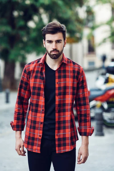 Joven barbudo, modelo de moda, en fondo urbano vistiendo — Foto de Stock