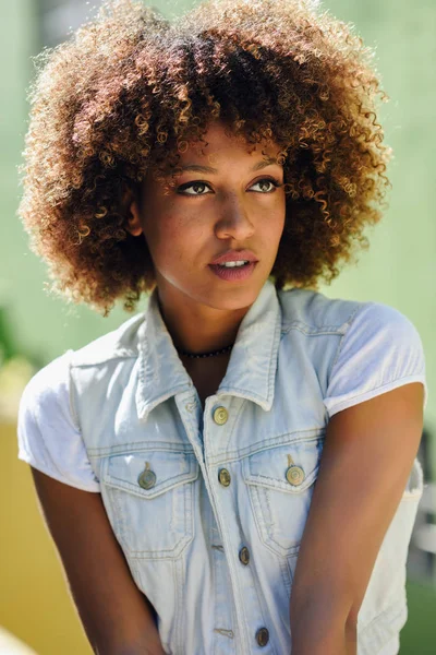 Black woman, afro hairstyle, wearing casual clothes in urban bac — Stock Photo, Image