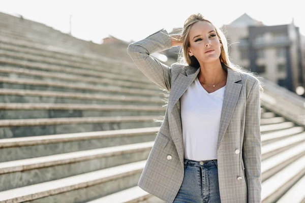 Smuk ung blondine kvinde i urban baggrund . - Stock-foto