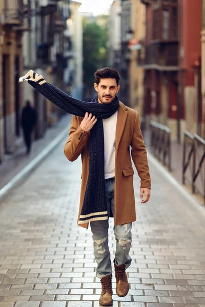 Giovane uomo che indossa vestiti invernali in strada. — Foto Stock