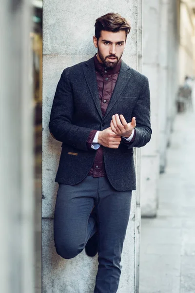 Joven barbudo hombre en urbano fondo vistiendo británico elegante su — Foto de Stock