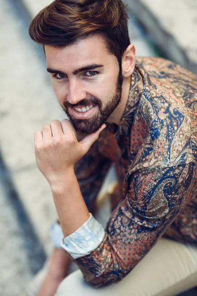 Close-up retrato de jovem barbudo homem, modelo de moda, sorriso — Fotografia de Stock