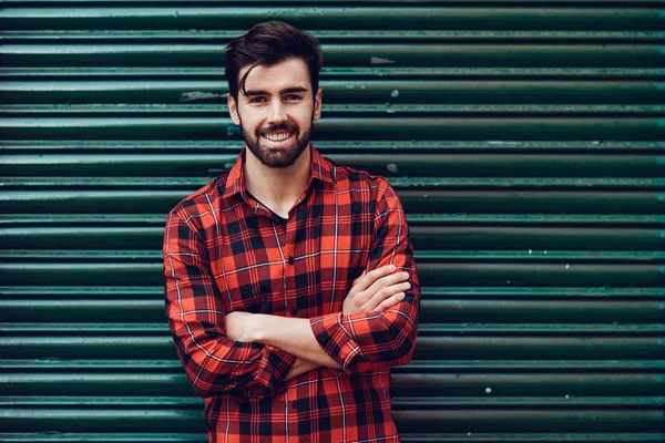 Jovem homem sorridente, modelo de moda, vestindo uma camisa xadrez com — Fotografia de Stock