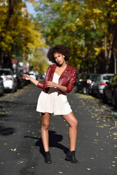 Jovem mulher negra com penteado afro em pé no backgrou urbano — Fotografia de Stock