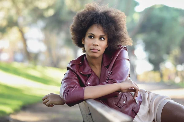Jeune femme noire avec afro coiffure debout dans backgrou urbain — Photo