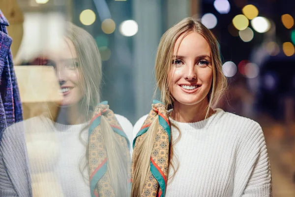Blond meisje glimlachend met intreepupil stedelijke stadslichten nachts — Stockfoto