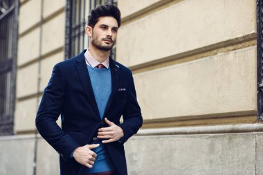 Çekici bir adam sokakta İngiliz şık takım elbise giymiş. Moder