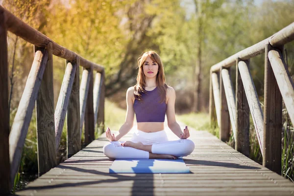 Mooie jongedame doen yoga in de natuur — Stockfoto