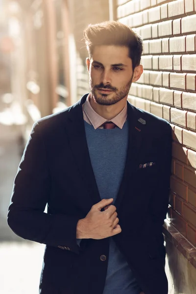 Attractive man wearing british elegant suit in the street. Moder — Stock Photo, Image