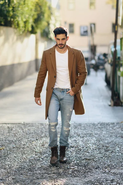 Joven vistiendo ropa de invierno en la calle. — Foto de Stock