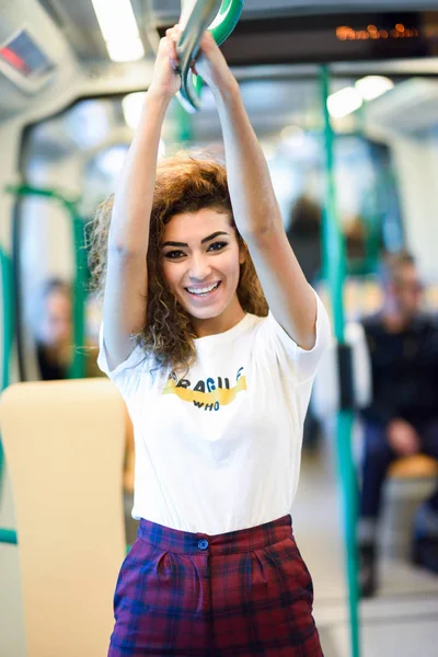 지하철 기차 내부 아랍 여자를 웃 고 — 스톡 사진