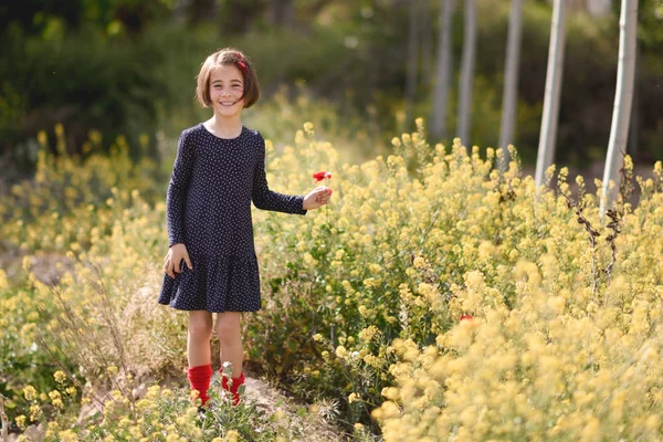 Niña caminando en el campo de la naturaleza vistiendo hermoso vestido —  Fotos de Stock