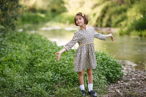 Dziewczynka w stream natura sobie piękna sukienka — Zdjęcie stockowe