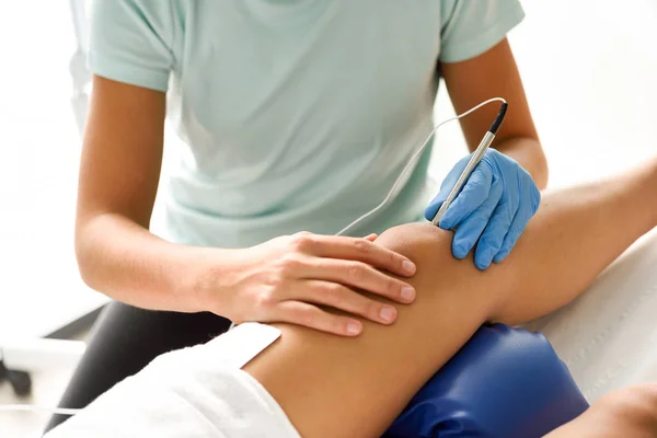 Electroacupuncture torr med nål på kvinnliga knä — Stockfoto
