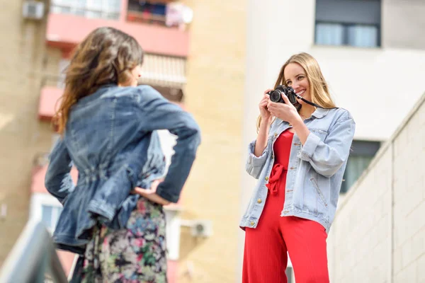 Zwei junge Touristinnen beim Fotografieren im Freien — Stockfoto