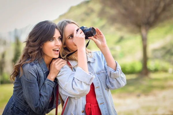 Dwie kobiety młody turysta fotografowanie na zewnątrz — Zdjęcie stockowe