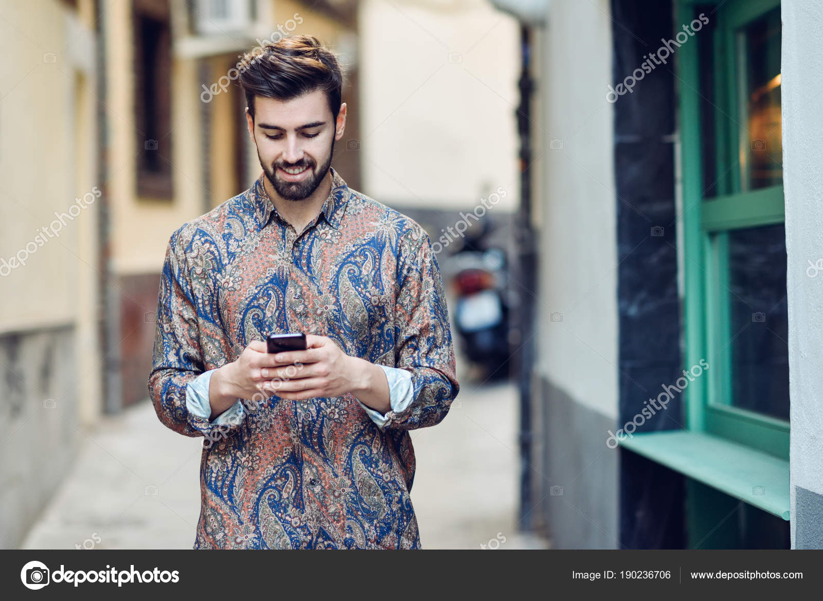 Hombre con ropa casual mirando su teléfono inteligente en th: fotografía de stock javiindy #190236706 | Depositphotos