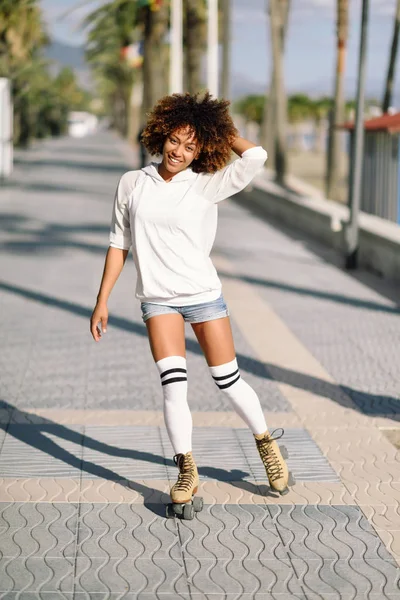 Tekerlekli paten paten Beach üzerinde siyah kadın mesire wi