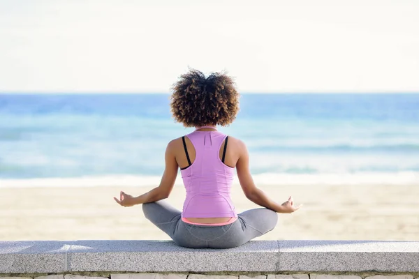 Black woman, afro hairstyle, doing yoga in the beach — Stock Photo, Image