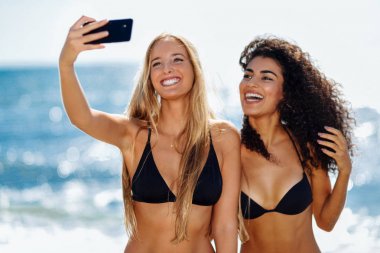 İki kadın selfie fotoğraf smartphone ile plaj alarak