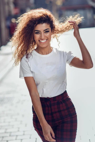 Sonriente chica árabe en ropa casual en la calle . — Foto de Stock