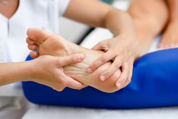 Medicinsk massage vid foten i ett sjukgymnastikcenter. — Stockfoto