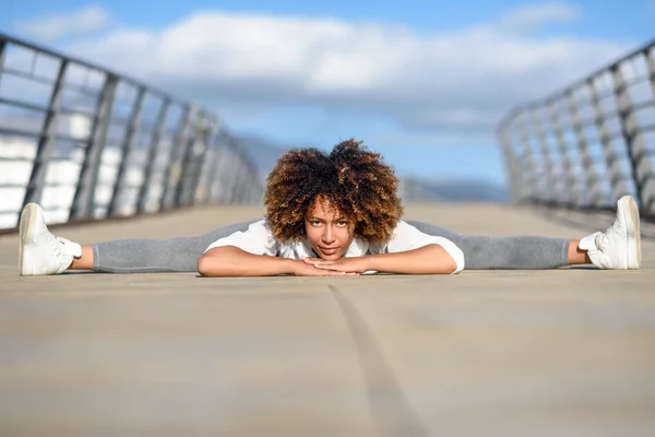 Junge schwarze Frau beim Stretching nach dem Laufen im Freien — Stockfoto