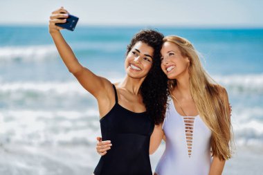 İki kadın selfie fotoğraf smartphone ile plaj alarak