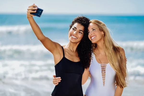 Deux femmes prenant des photos selfie avec smartphone à la plage — Photo