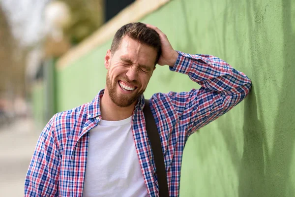 Aantrekkelijke jonge man buitenshuis lachen. Levensstijl concept. — Stockfoto