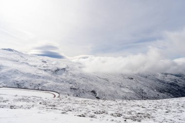 Kışın Sierra Nevada 'da kayak merkezi, karla dolu..