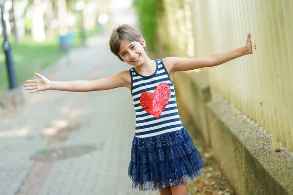 Menina, oito anos, se divertindo ao ar livre . — Fotografia de Stock