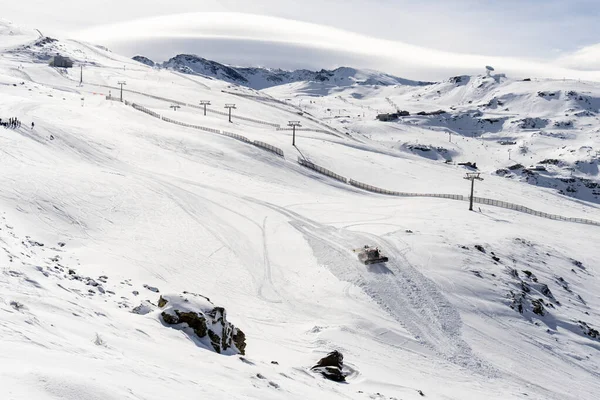 Skigebied Sierra Nevada in de winter, vol sneeuw. — Stockfoto
