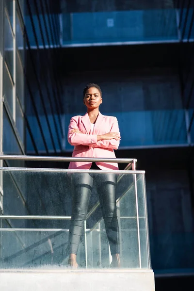 Empresária africana de pé perto do edifício de escritórios . — Fotografia de Stock