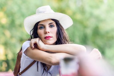 Kırsal köprüde sırt çantası olan kadın.