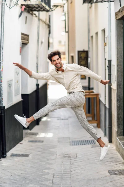 Jeune homme drôle sautant dans la rue . — Photo