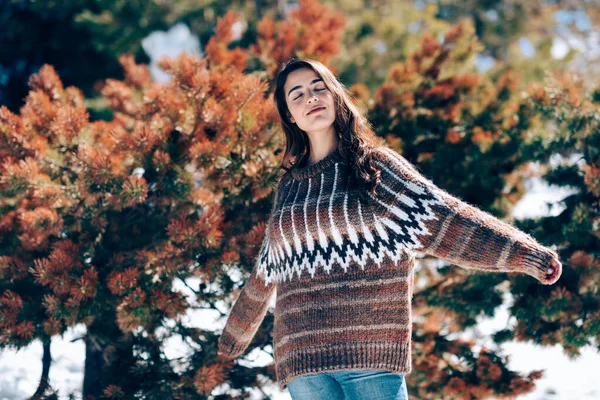 Mujer joven disfrutando de las montañas nevadas en invierno — Foto de Stock