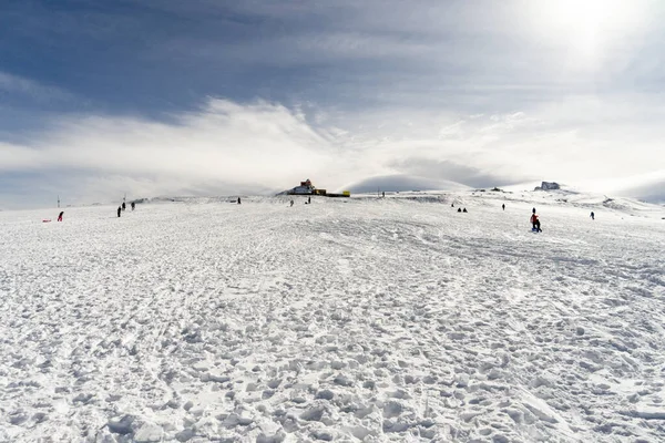 シエラネバダ山脈の雪に覆われた山で楽しむ人々 — ストック写真