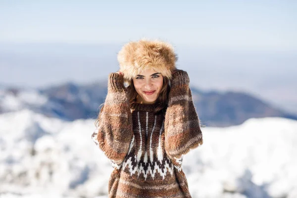 Mujer joven disfrutando de las montañas nevadas en invierno —  Fotos de Stock