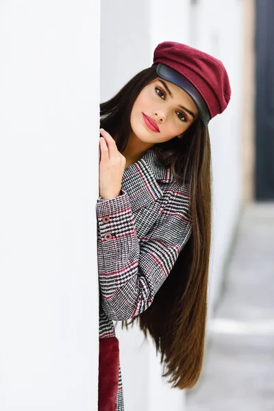 Hermosa chica con el pelo muy largo con abrigo de invierno y gorra al aire libre . — Foto de Stock