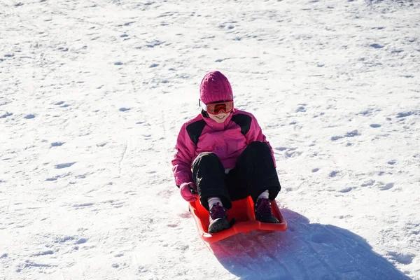 Malá holčička v lyžařském letovisku Sierra Nevada. — Stock fotografie