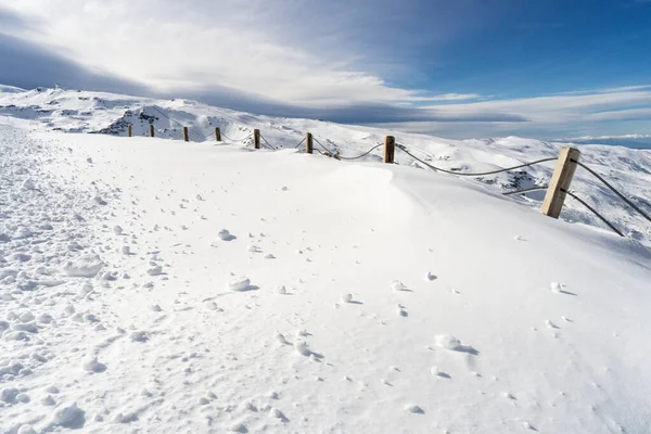 Ośrodek narciarski Sierra Nevada zimą, pełen śniegu. — Zdjęcie stockowe