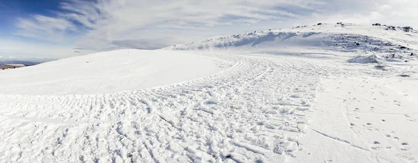 冬のシエラネバダのスキーリゾート、雪に満ちて. — ストック写真