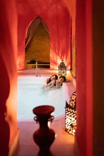 Twee vrouwen genieten van Arabische baden Hammam in Granada — Stockfoto