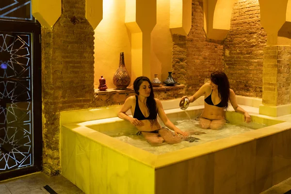Két nő élvezi arab fürdők Hammam Granadában — Stock Fotó